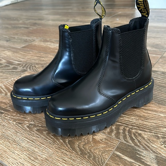 New Dr. Martens 2976 Quad Chelsea Boot 4UK 6 US Ladies